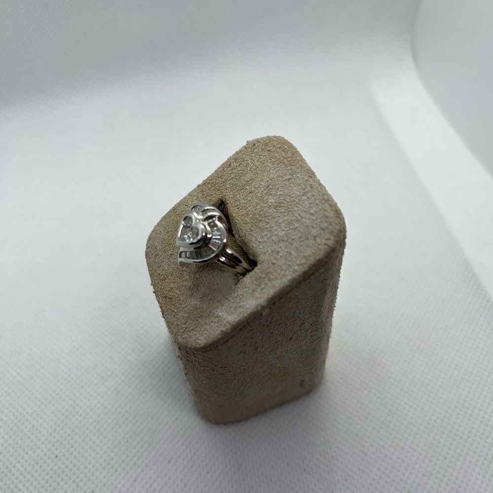 Genuine 18kt white gold heart baguette diamond ring size 6.5 - Picture 10 of 10